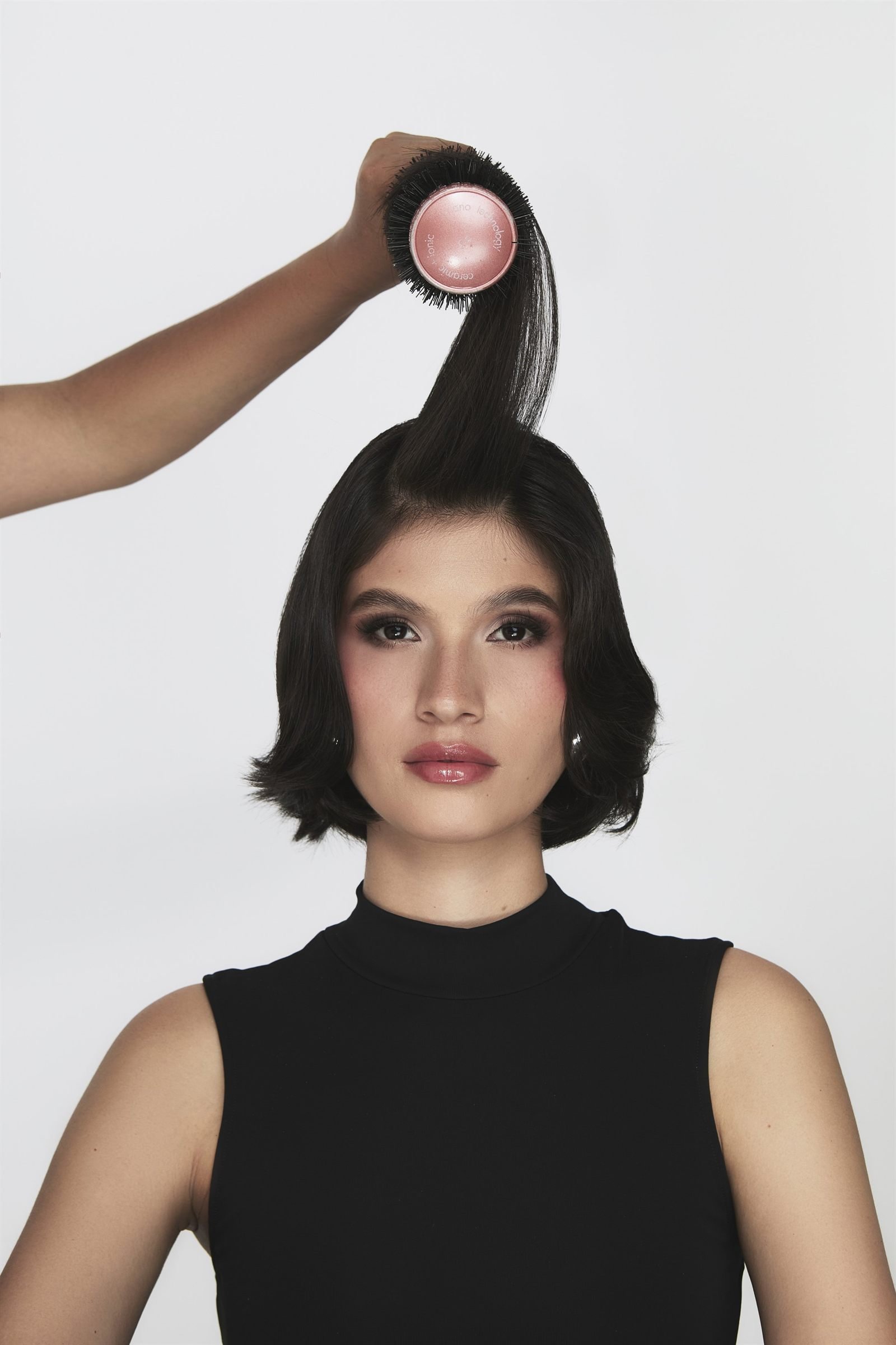 Estilista trabajando el cabello de una clienta en Montalvo
